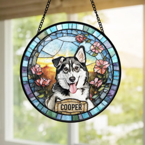 ửa sổ (suncatcher) tưởng nhớ thú cưng, in chân dung người bạn bốn chân của bạn theo phong cách kiếng màu ấm áp, kèm tên và năm kỷ niệm. Thiết kế tròn với nền hoàng hôn rực rỡ, hoa lá nhẹ nhàng, kèm dây xích treo chắc chắn. Ánh sáng xuyên qua làm bức tranh bừng sáng, gợi nhớ những kỷ niệm đẹp. Món quà đầy cảm xúc để lưu giữ hình bóng thú cưng đã khuất, hoặc tặng người yêu động vật. Vui lòng gửi ảnh rõ nét, tên và năm khi đặt hàng.