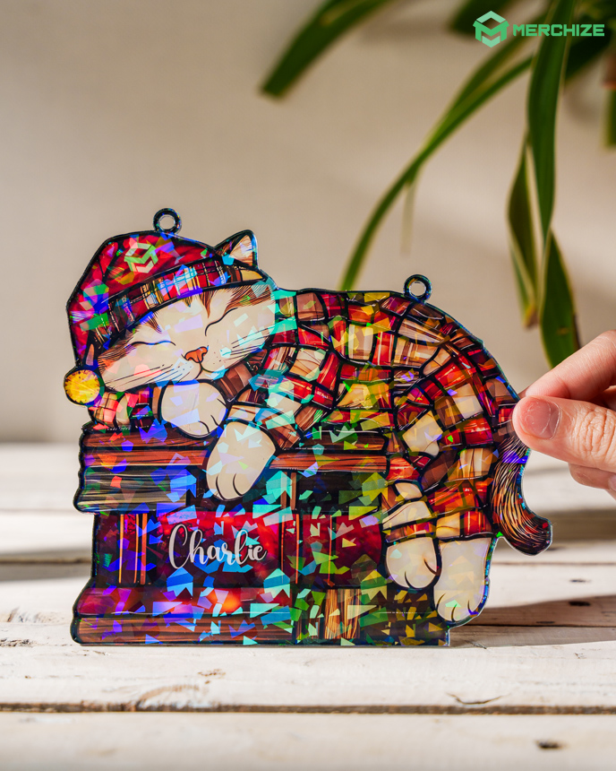 Tranh Treo Kiếng Màu Hình Trái Tim - Đôi Skull Hoa Hồngửa sổ (suncatcher) hình trái tim với họa tiết đôi skull và hoa hồng đỏ theo phong cách kiếng màu (stained glass) huyền bí, lãng mạn. Khi ánh sáng chiếu qua, các mảng màu rực rỡ tỏa sáng tạo hiệu ứng lung linh cho không gian. Kèm dây xích treo chắc chắn, dễ dàng trang trí bên cửa sổ, ban công hay góc đọc sách. Món quà độc đáo cho cặp đôi, người yêu phong cách gothic hoặc dịp Valentine. Chất liệu acrylic cao cấp bền màu, không lo vỡ như kính thật.